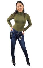 Woman in navy blue skinny jeans