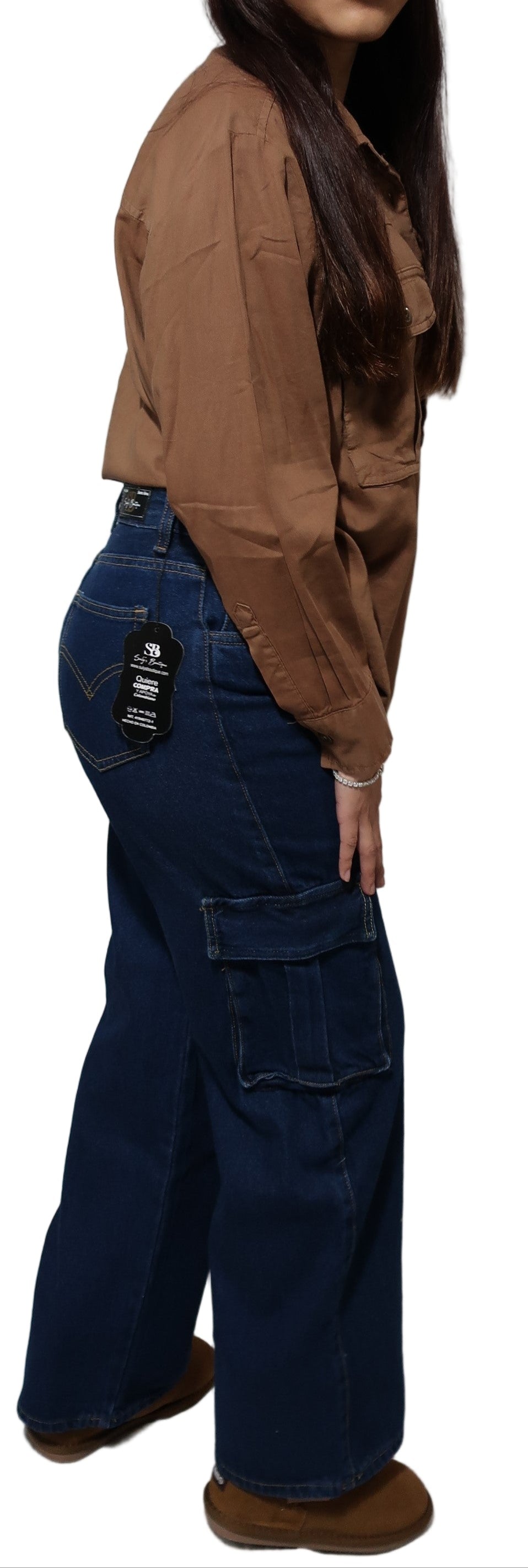 Mujer con vaquero de bolsillo lateral